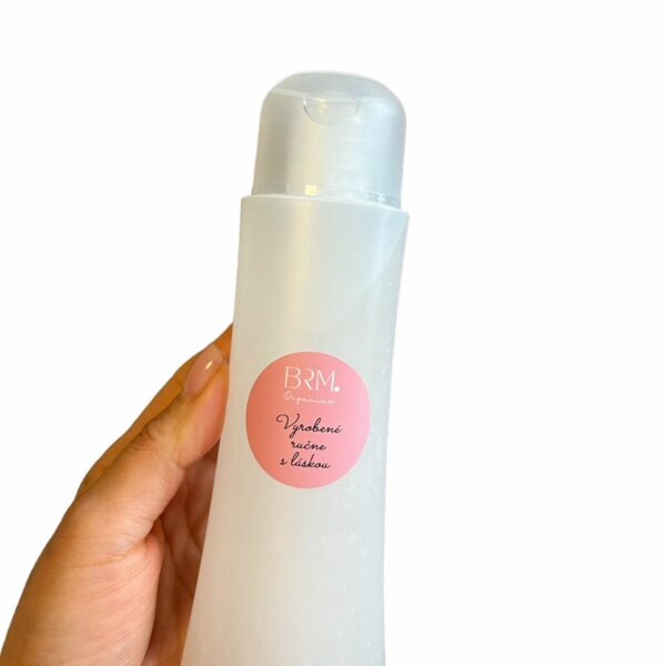 šampón z aloe vera, v bielej fľaštičke, drží ho ruka