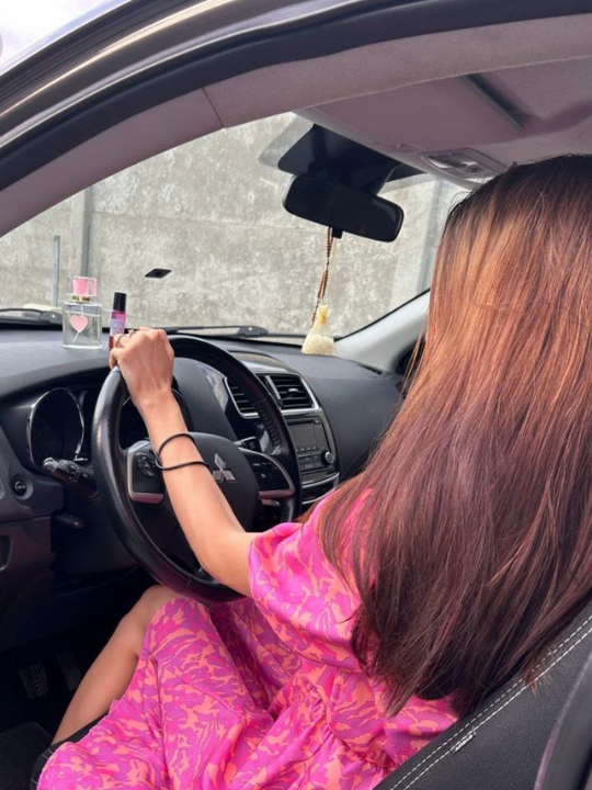 brm. produkty v aute so ženou za volantom.