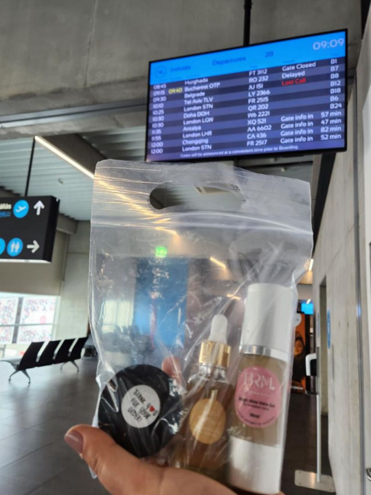 Krémy v priesvitnom sáčku na letisku.