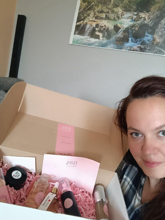 Otvorená krabica s BRM produktami a dievčatom