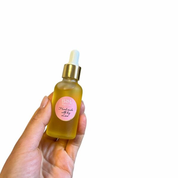 Denné marhuľové sérum, v sklenej fľaštičke.